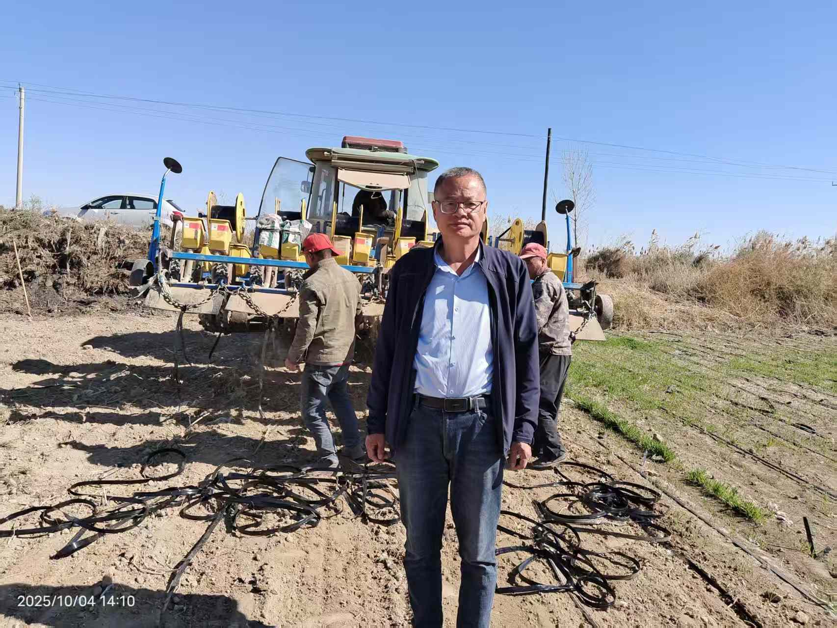 齐士发教授在田间开展技术服务