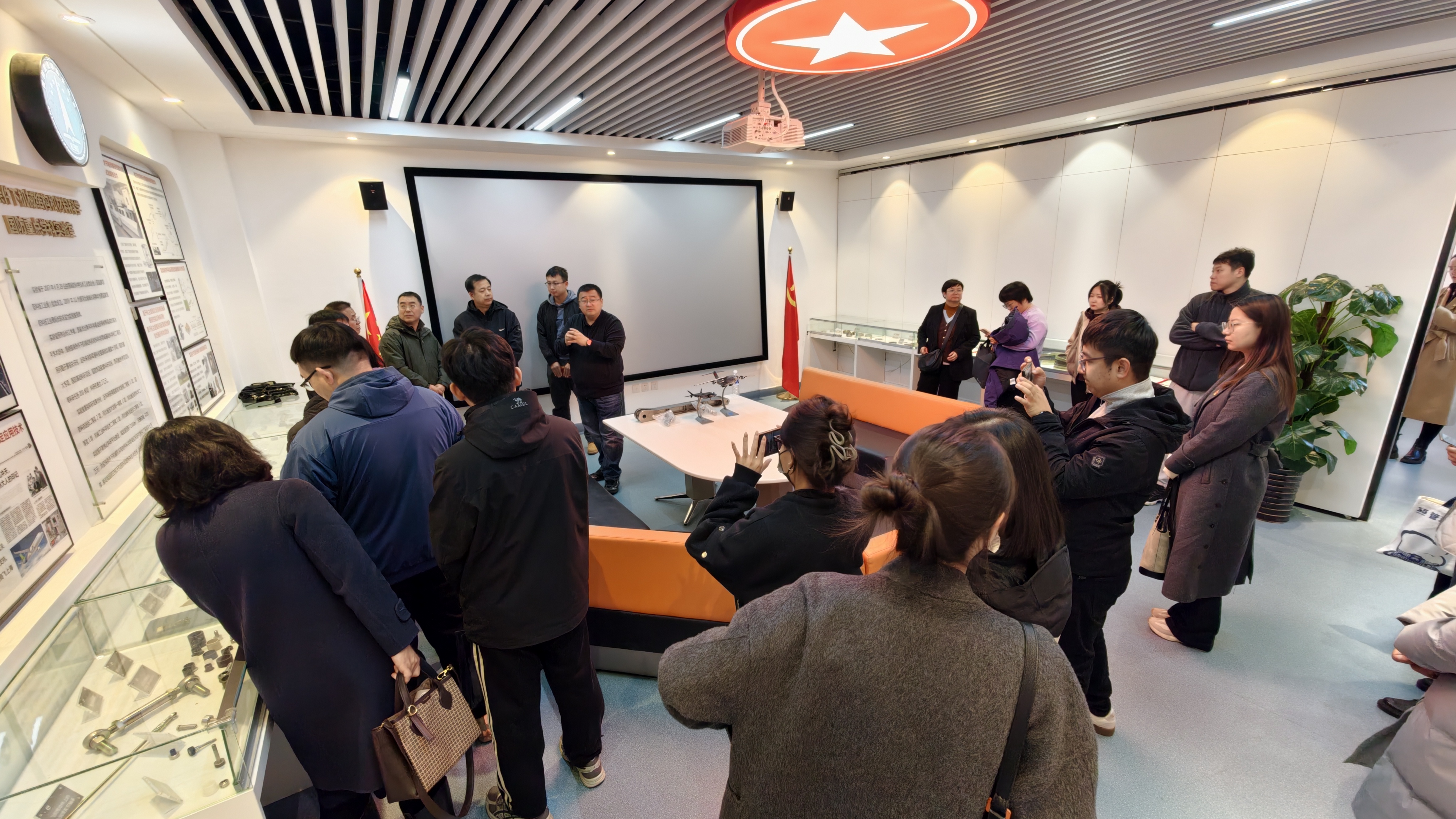 参观国防特色展室