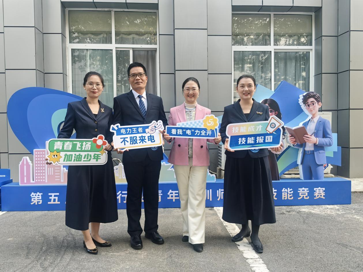 图2  我院参赛代表队在赛场前凝聚团队向心力