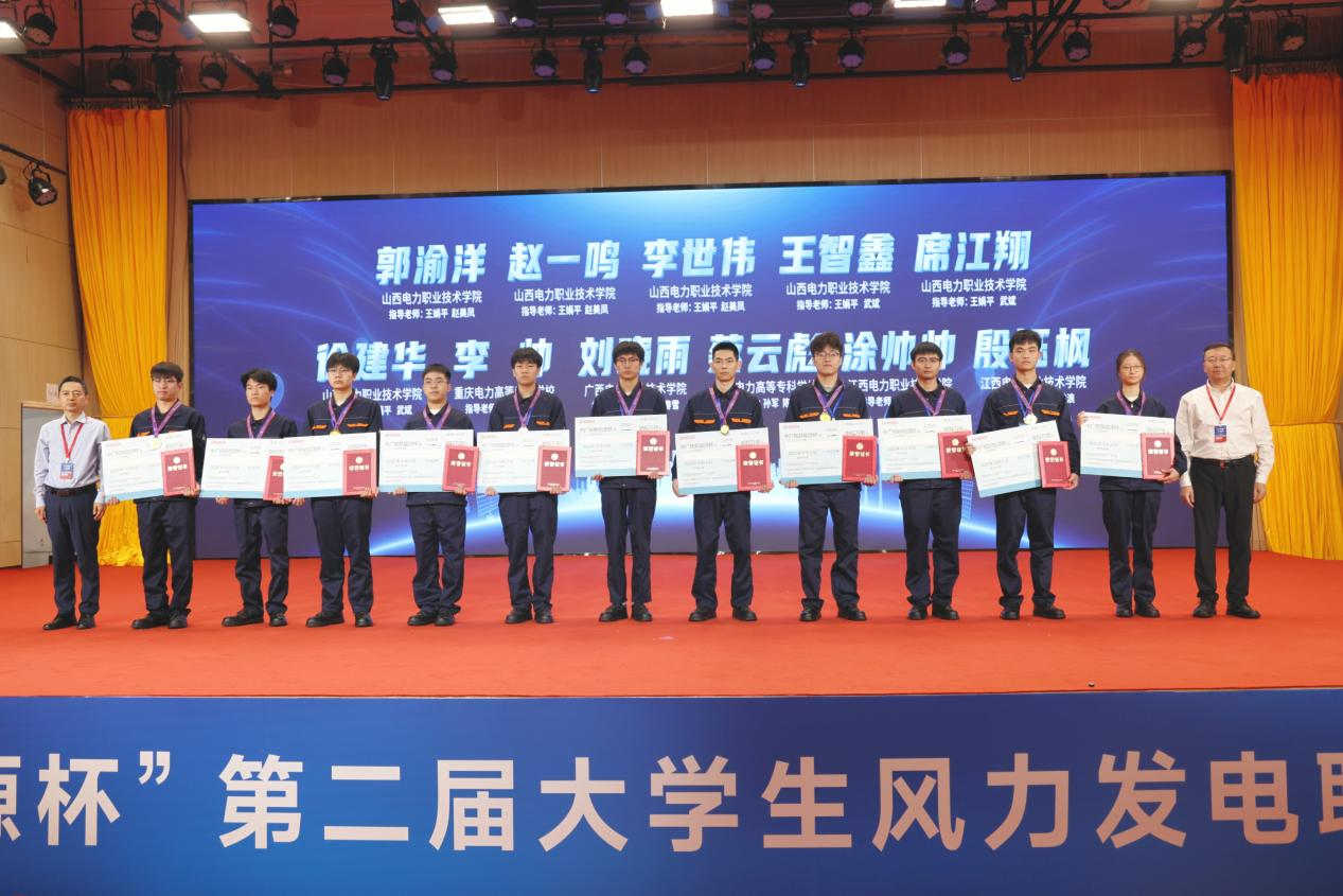 图3：学生刘晓雨（右5）荣获个人一等奖