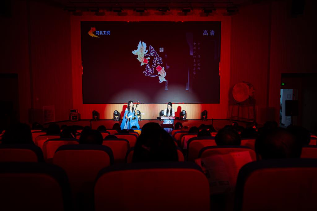 第二乐章以演奏《与你一起》等原创作品交融传统文化,展现国风雅韵当代魅力。 第二乐章以演奏《与你一起》等原创作品交融传统文化,展现国风雅韵当代魅力。