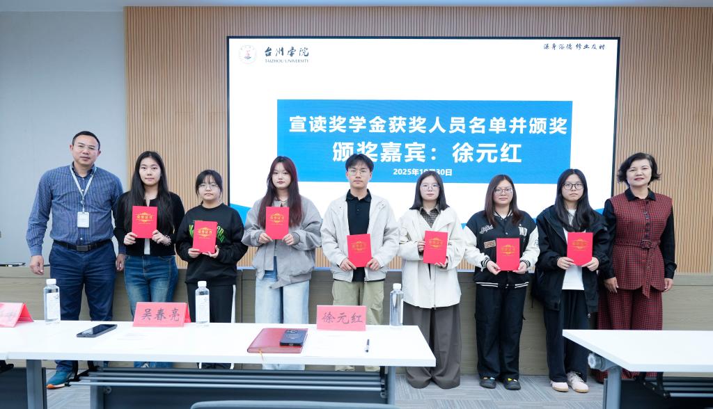 为优秀学员颁发荣誉证书 为优秀学员颁发荣誉证书