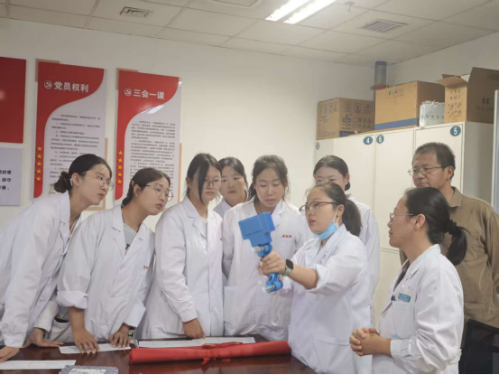 中心医院护士为学生讲解操作体检设备