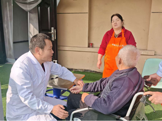 张王孝老师为老人诊疗