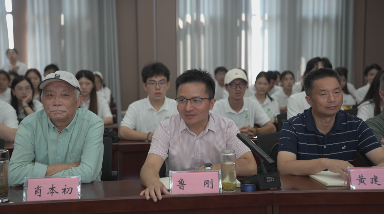 英山教育局党组成员、副局长鲁刚致辞 英山教育局党组成员、副局长鲁刚致辞