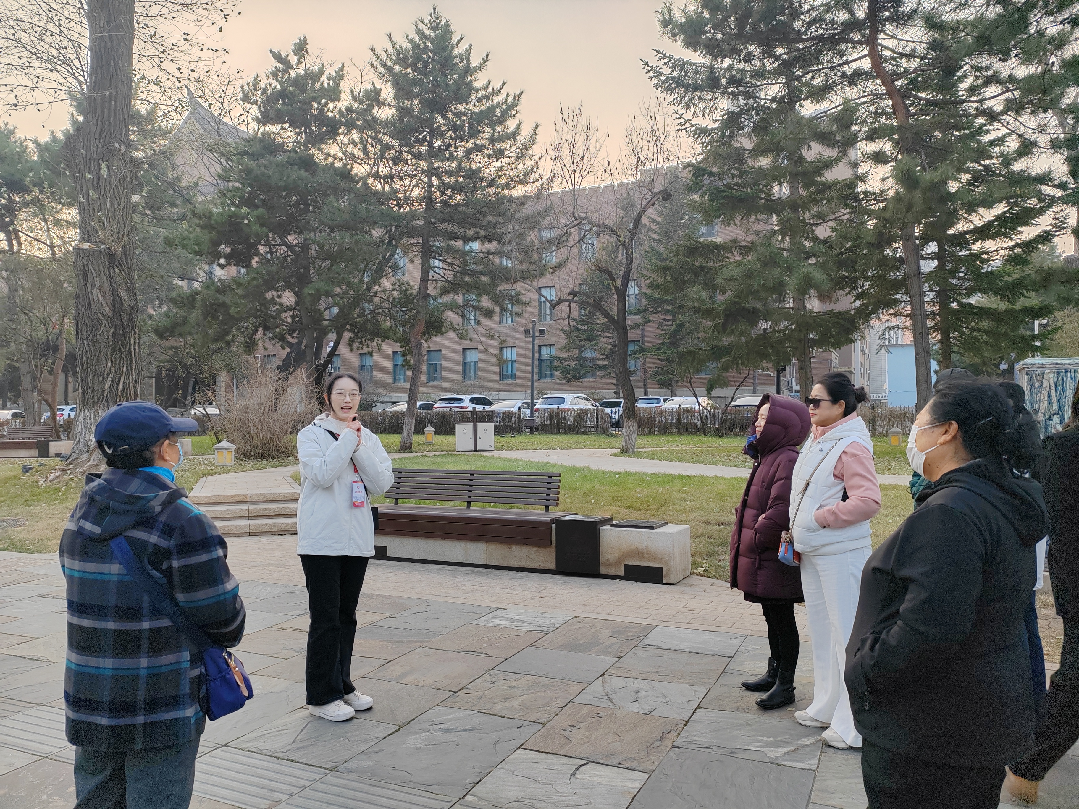 【4】图四:2025年11月12日,东北师范大学马克思主义学部党委与学校离退休工作处党委共同开展讲解新民大街历史志愿服务活动,学生志愿者李少雯为离退休教师讲解伪满交通部旧址。(王靖雯供图) 【4】图四:2025年11月12日,东北师范大学马克思主义学部党委与学校离退休工作处党委共同开展讲解新民大街历史志愿服务活动,学生志愿者李少雯为离退休教师讲解伪满交通部旧址。(王靖雯供图)