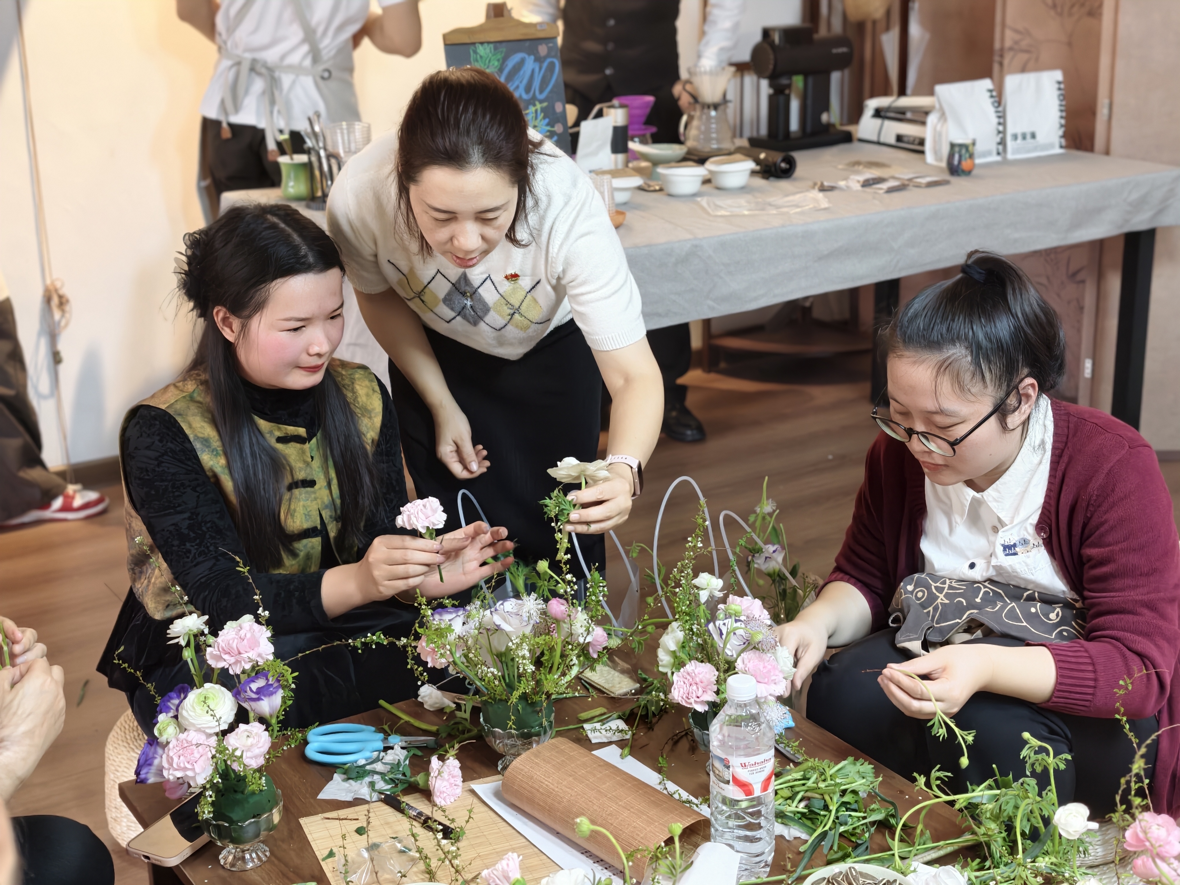 李师影在指导培训教师插花 李师影在指导培训教师插花