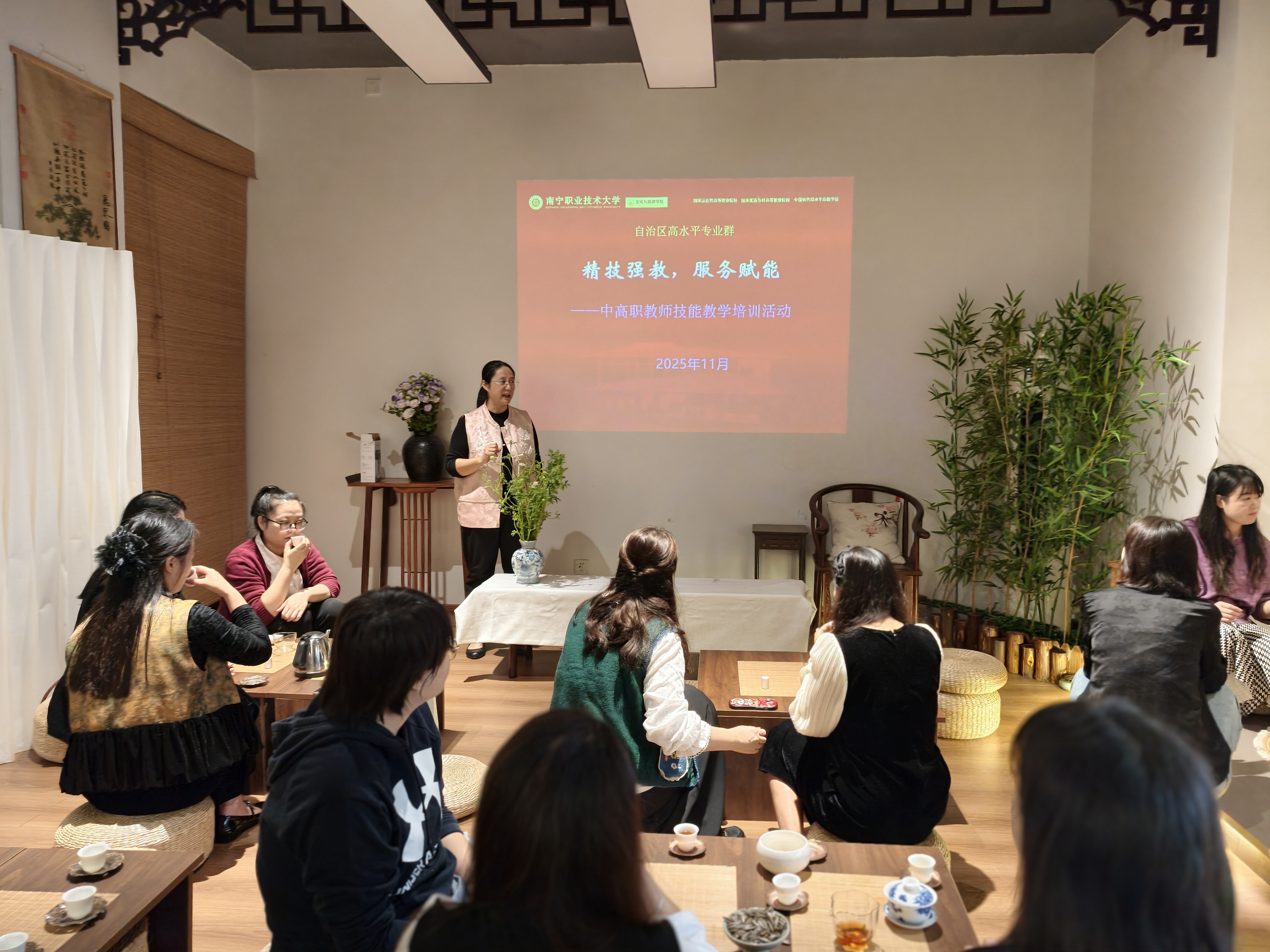 黎晓霞在讲授六堡茶的冲泡方法 黎晓霞在讲授六堡茶的冲泡方法