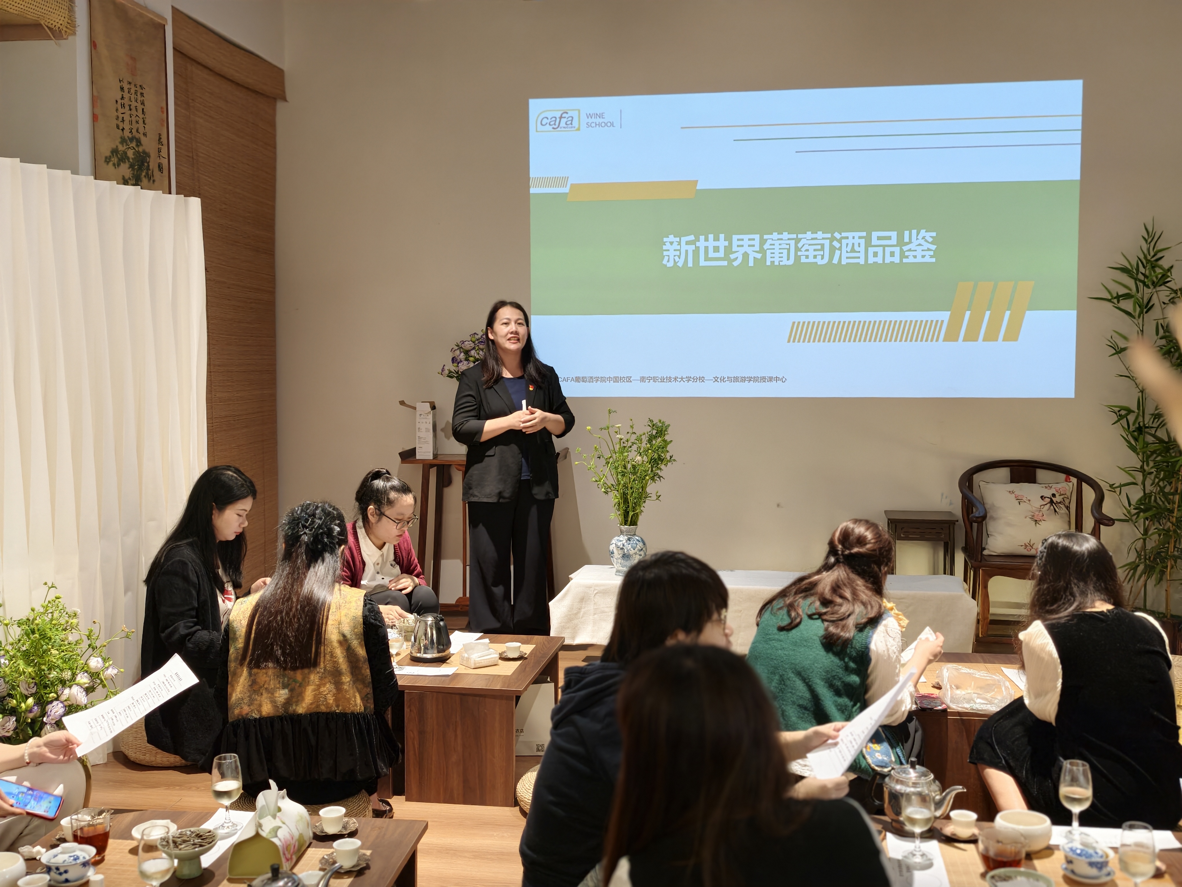 黄馨谊在介绍葡萄酒的品鉴方法 黄馨谊在介绍葡萄酒的品鉴方法