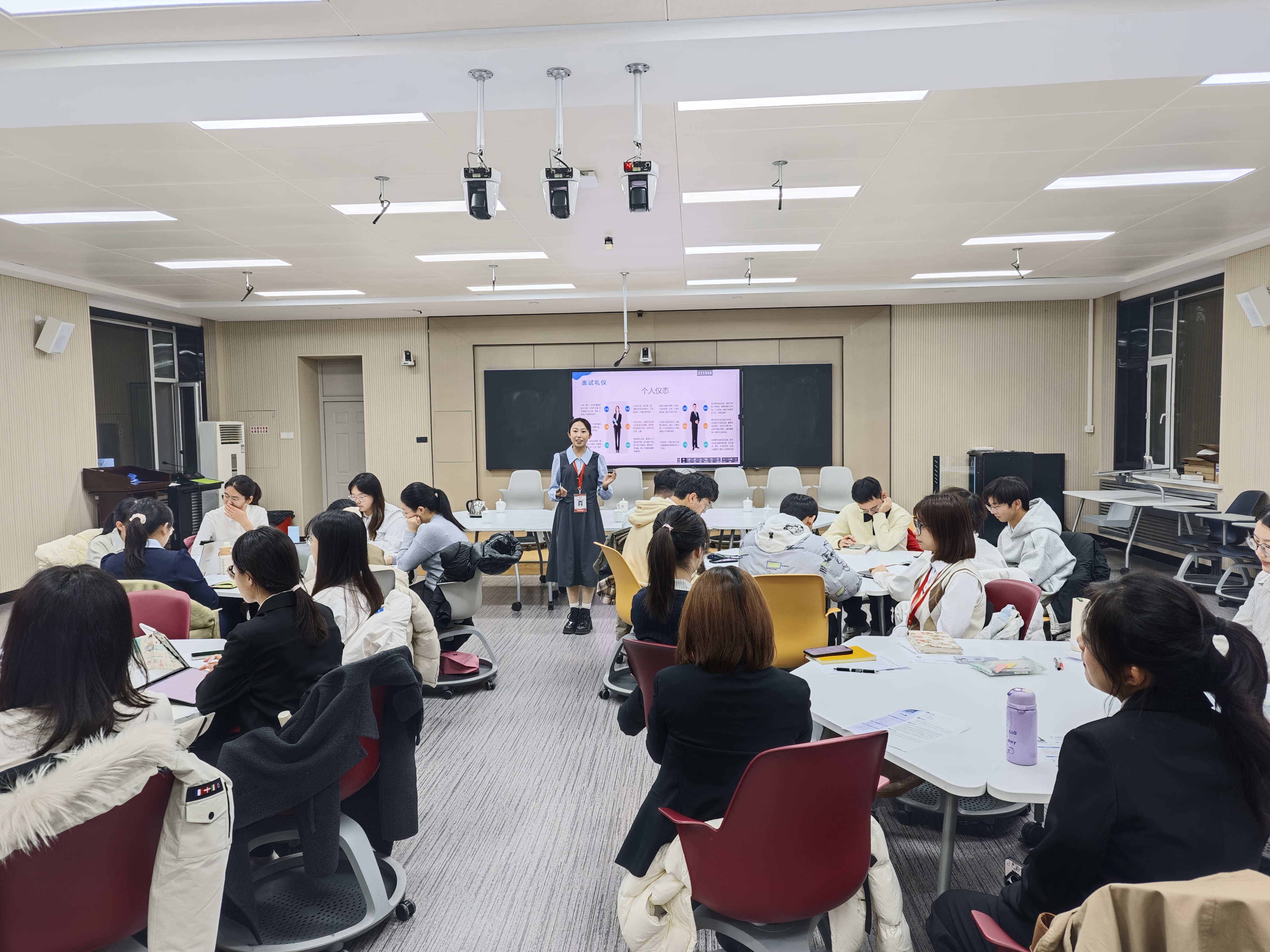 【1】图一:2025年11月5日,东北师范大学马克思主义学部开展“青马向未来”就业能力训练营第2期社交礼仪讲解环节,志愿者朱馨冉向学员讲解面试时仪容仪表要求。(雷诺 供图) 【1】图一:2025年11月5日,东北师范大学马克思主义学部开展“青马向未来”就业能力训练营第2期社交礼仪讲解环节,志愿者朱馨冉向学员讲解面试时仪容仪表要求。(雷诺 供图)