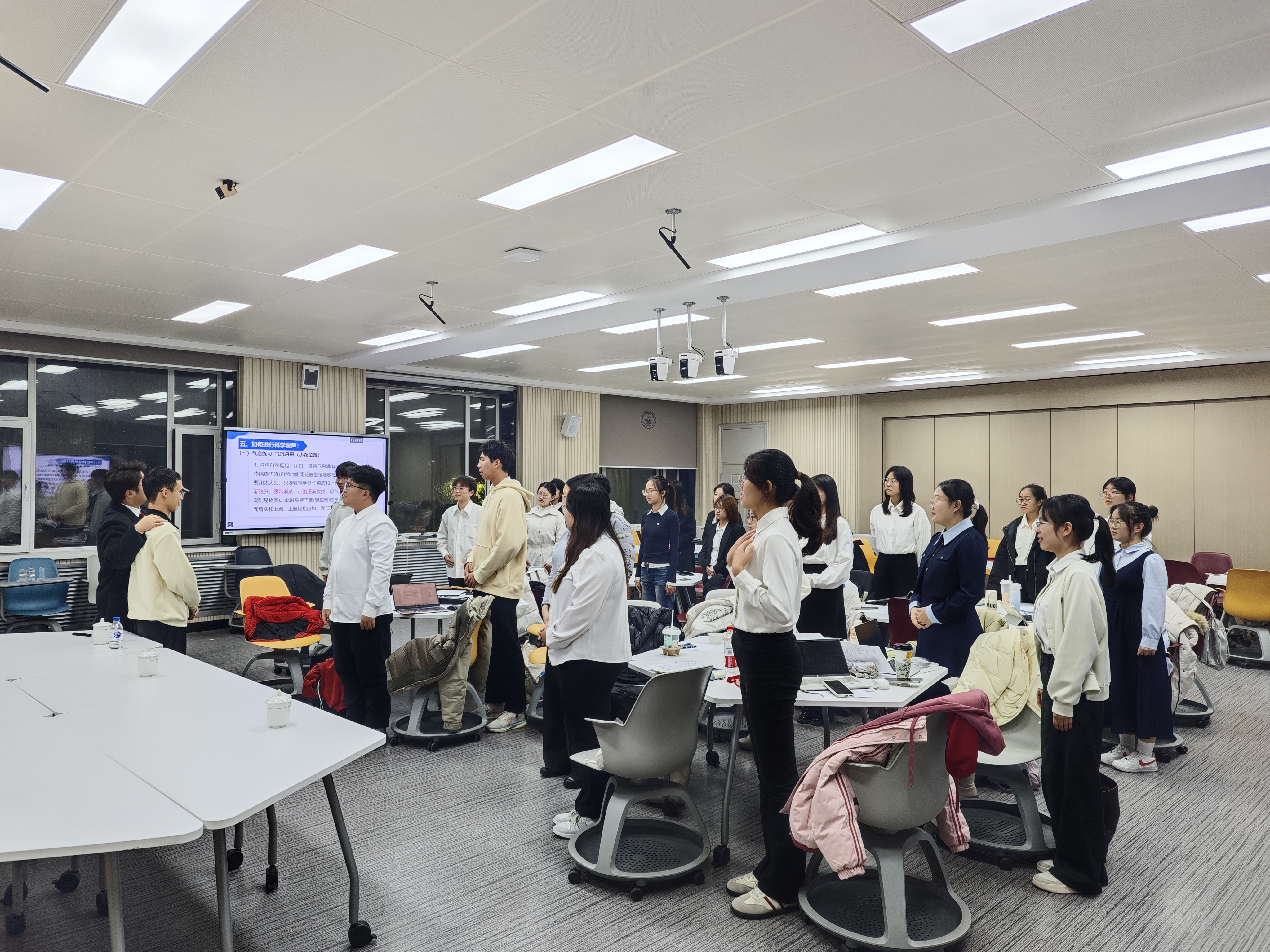 【2】图二:2025年11月5日,东北师范大学马克思主义学部开展“青马向未来”就业能力训练营第2期发声讲解环节,志愿者袁梦祥向学员讲解“如何进行科学发声”。(雷诺 供图) 【2】图二:2025年11月5日,东北师范大学马克思主义学部开展“青马向未来”就业能力训练营第2期发声讲解环节,志愿者袁梦祥向学员讲解“如何进行科学发声”。(雷诺 供图)