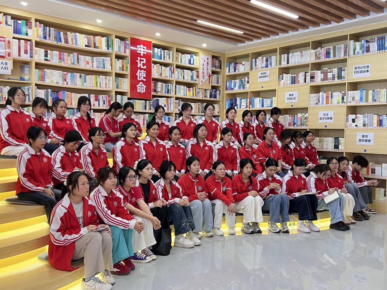 同学们认真听课中2