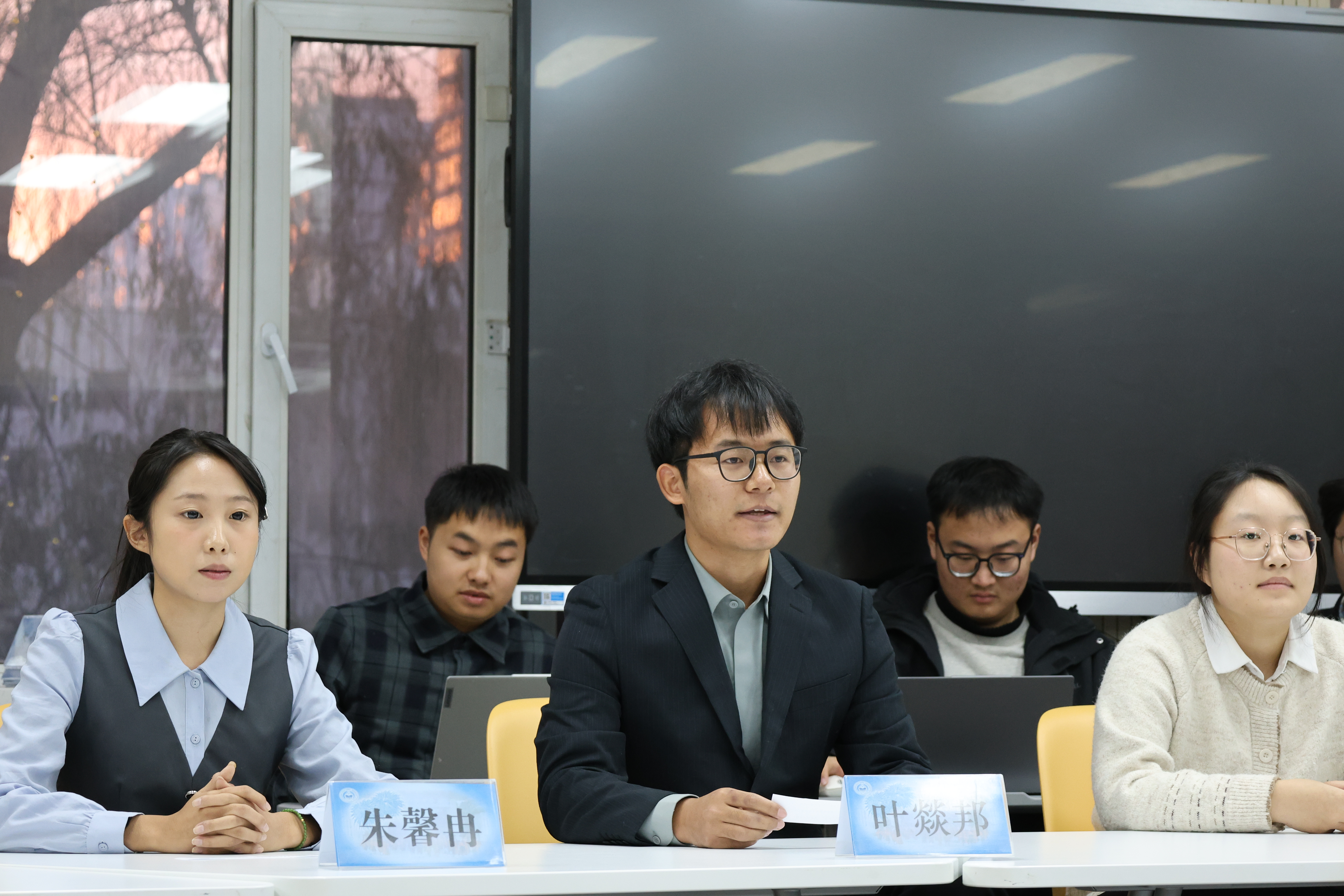 【5】图五:2025年11月10日,东北师范大学马克思主义学部开展“一马当先”结构化面试争霸赛,“高校辅导员组”参赛选手叶燚邦回答面试问题。(刘梓涵 供图) 【5】图五:2025年11月10日,东北师范大学马克思主义学部开展“一马当先”结构化面试争霸赛,“高校辅导员组”参赛选手叶燚邦回答面试问题。(刘梓涵 供图)