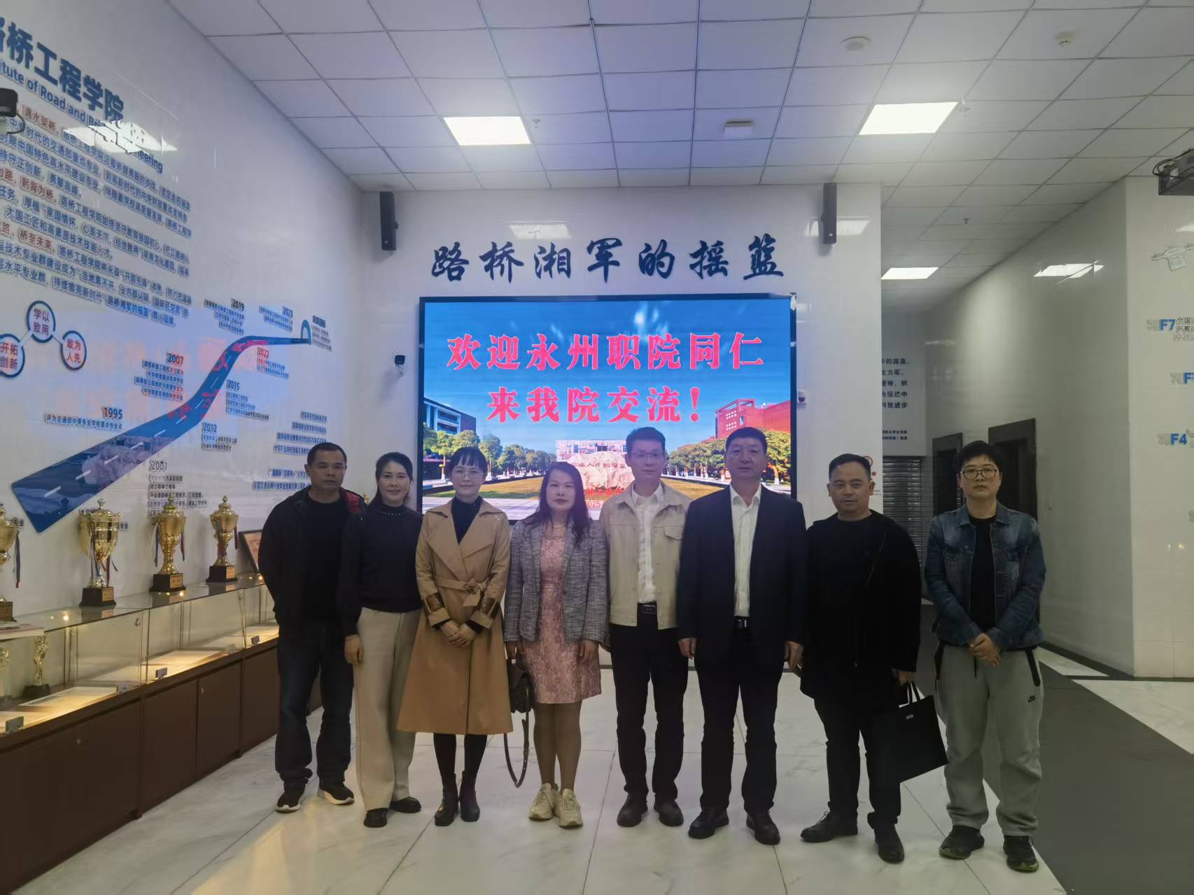 与交通职院合影