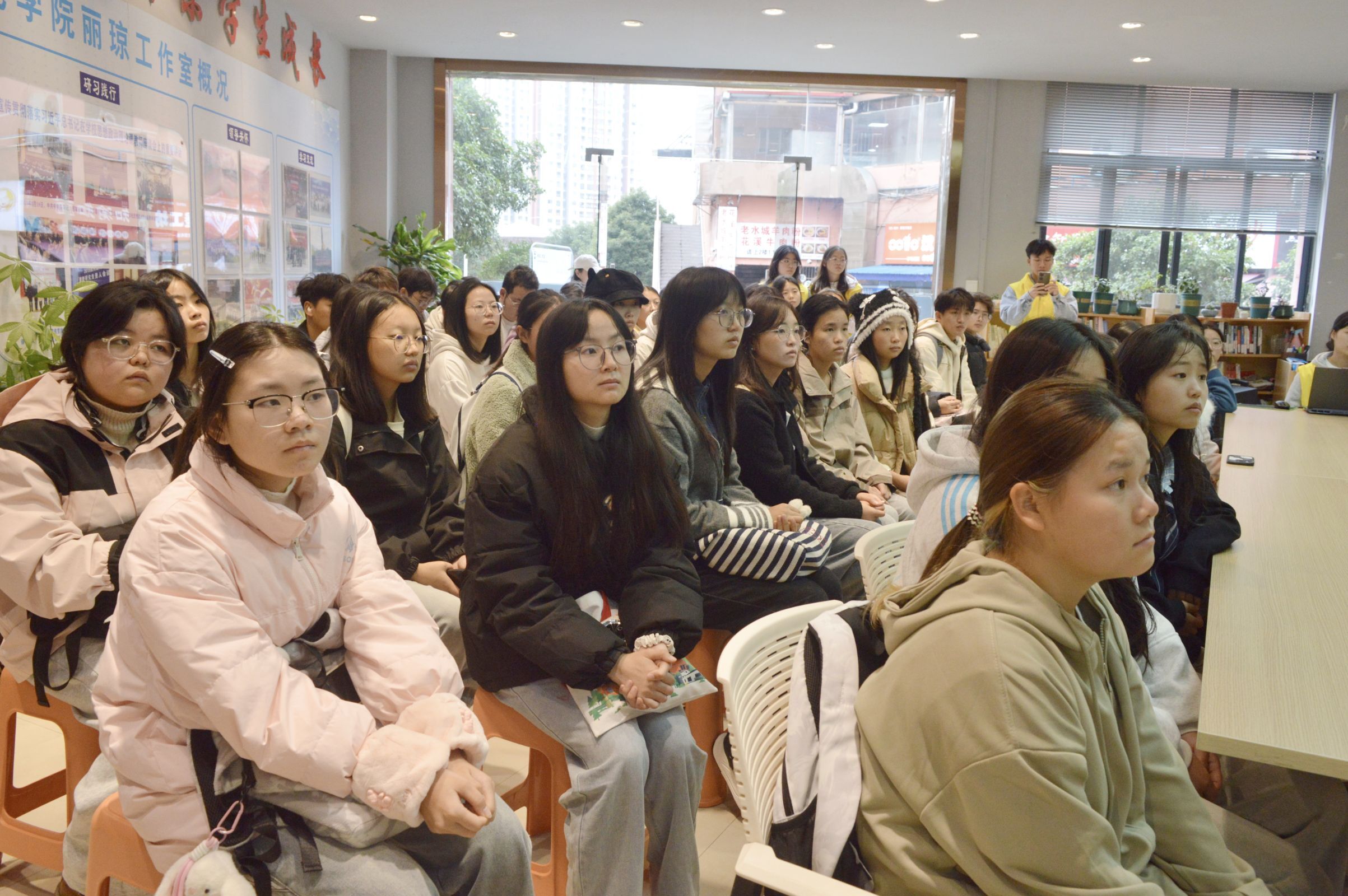 同学们认真听讲