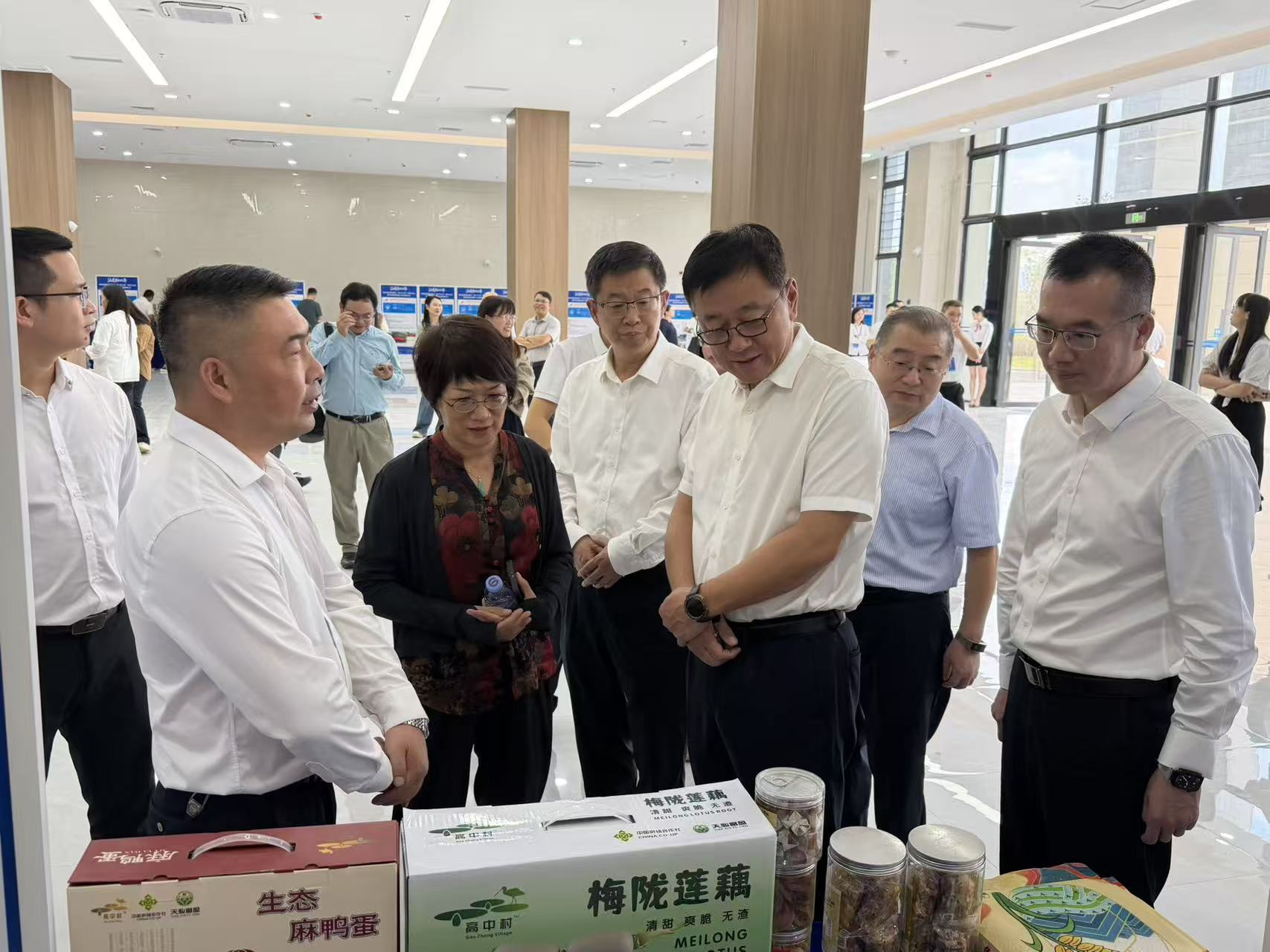 林春华向省科技厅党组成员、副厅长李旭东（前排右二）等省市领导详细介绍了相关帮扶情况