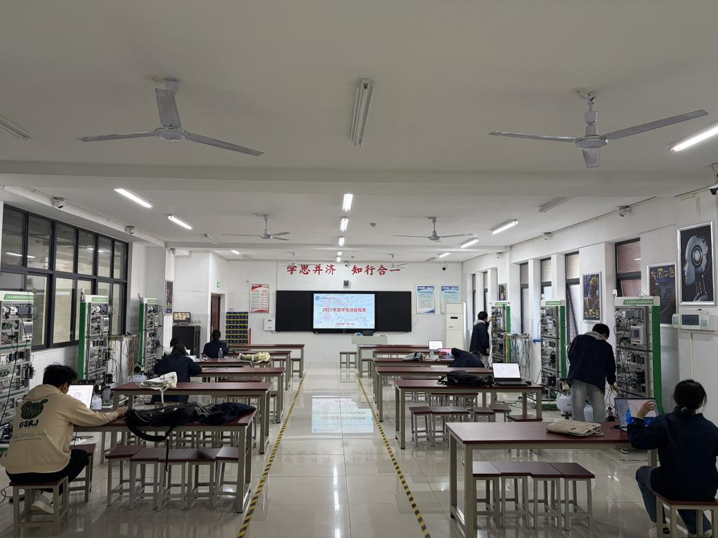 图2 工业互联网赛项竞赛现场 图2 工业互联网赛项竞赛现场