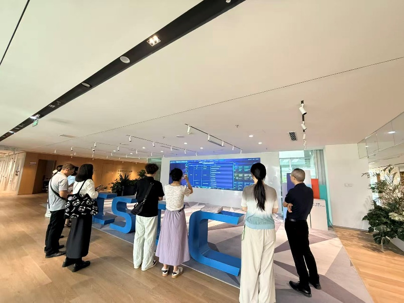 图2 参观“中建咨询ESG智慧大脑”平台