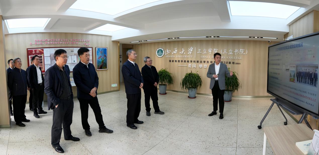 教育部副部长熊四皓一行调研“一站式”社区建设工作