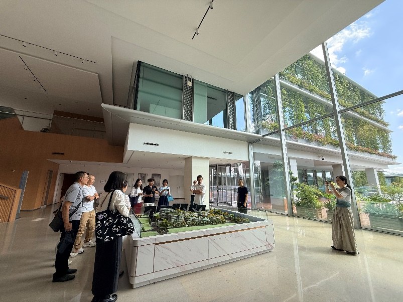 图1 观看近零碳建筑沙盘