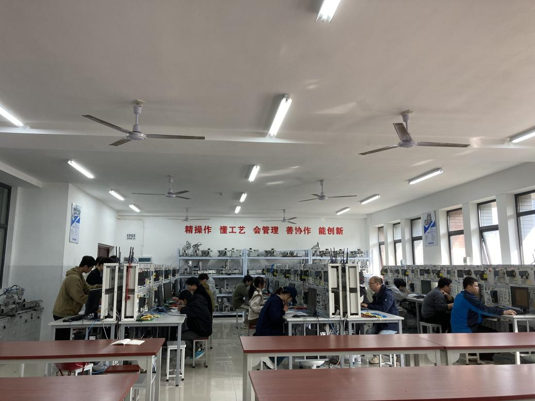 图3 PLC赛项竞赛现场 图3 PLC赛项竞赛现场