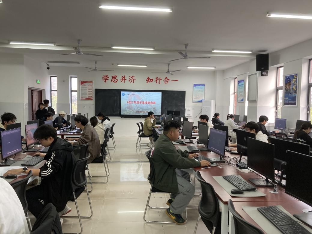 图1 CAD赛项竞赛现场 图1 CAD赛项竞赛现场