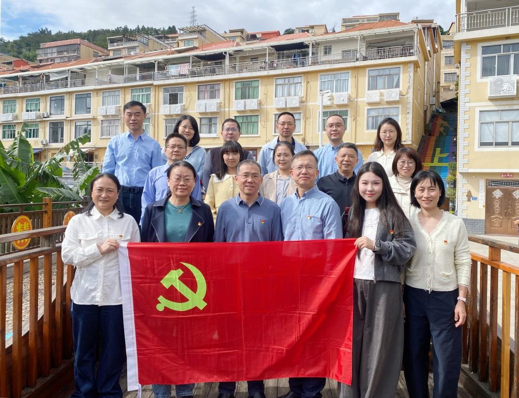 参观下岐村合影