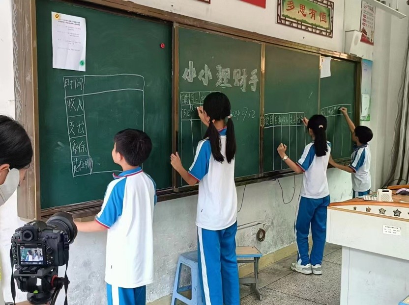 图6 在河南小学开展“乡村儿童财商课堂”活动