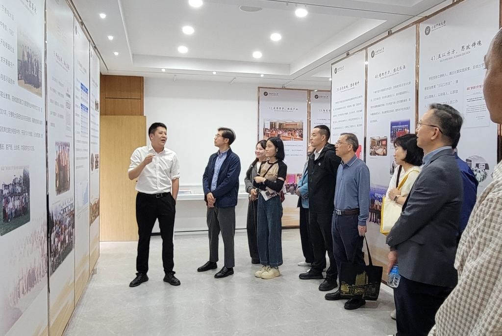 参观宁德开放大学校史馆