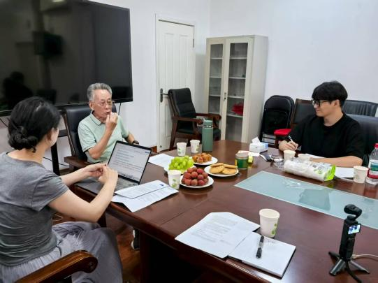 图一：郭大松老师为采访小组讲解恩师胡滨先生的影响