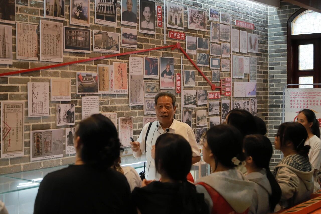 侨批馆创始人讲解现场
