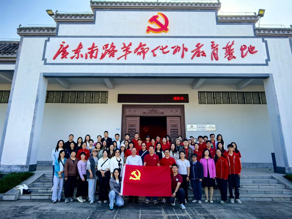 图3 全体党员到化州市橘红博物馆开展产业研学 图3 全体党员到化州市橘红博物馆开展产业研学