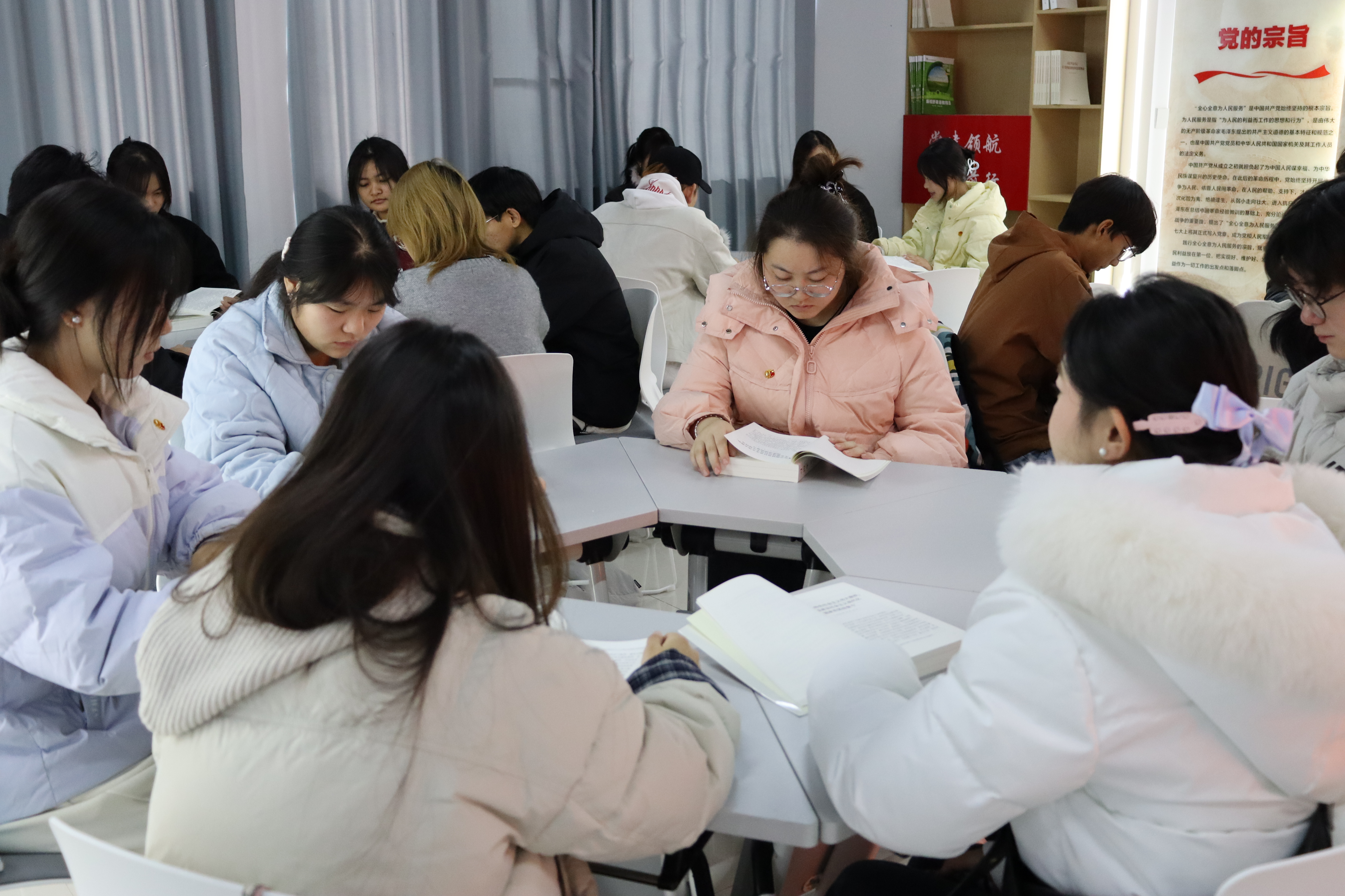 2025年11月18日安徽水利水电职业技术学院管理工程学院学生党支部在“木兰书院”学生党支部活动室组织青年学生干部39人深入学习习近平新时代中国特色社会主义思想