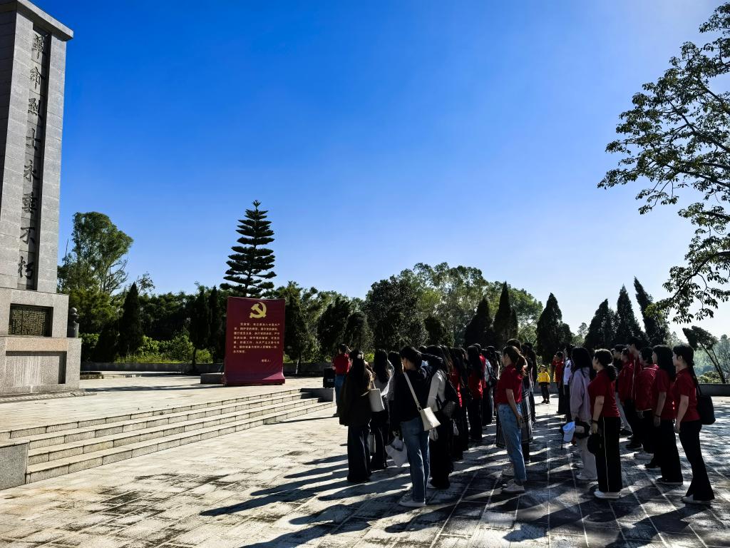 全体党员在纪念碑前肃立默哀 全体党员在纪念碑前肃立默哀