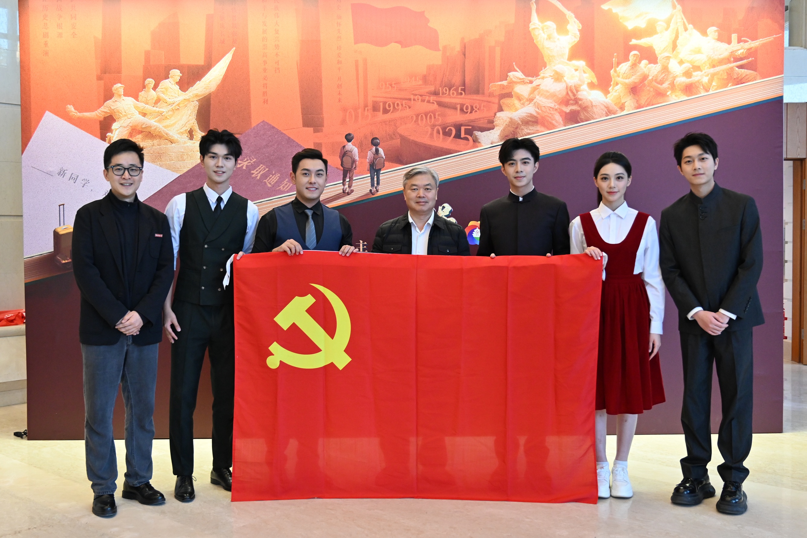 廖书记与参演师生代表合影