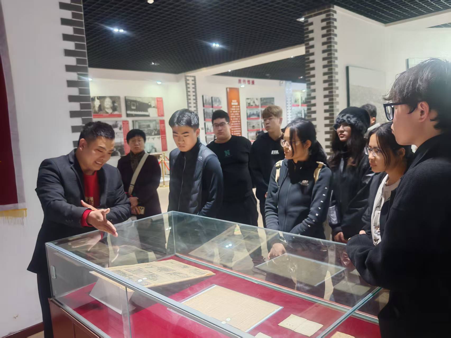 聆听讲解第一个互助合作组故事 聆听讲解第一个互助合作组故事