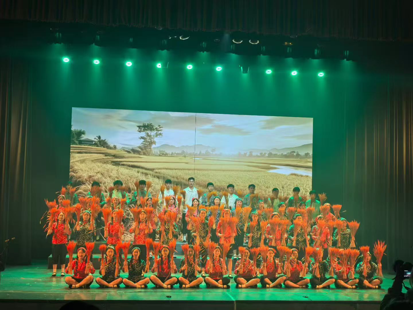 《谁不说俺家乡好》