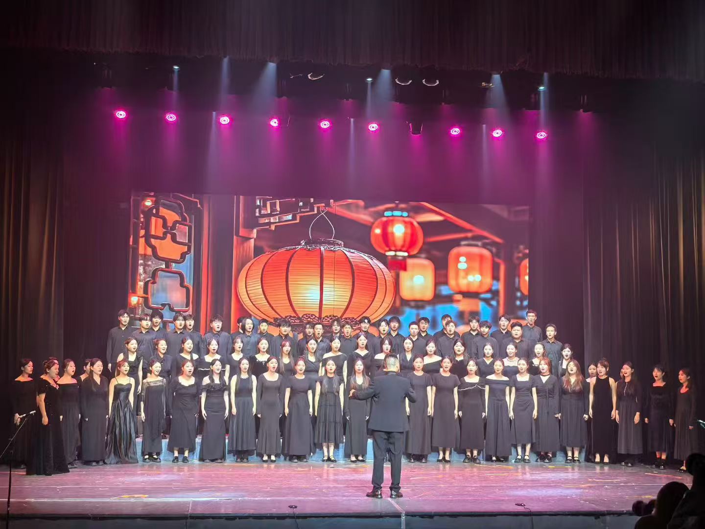 《灯火里的中国》