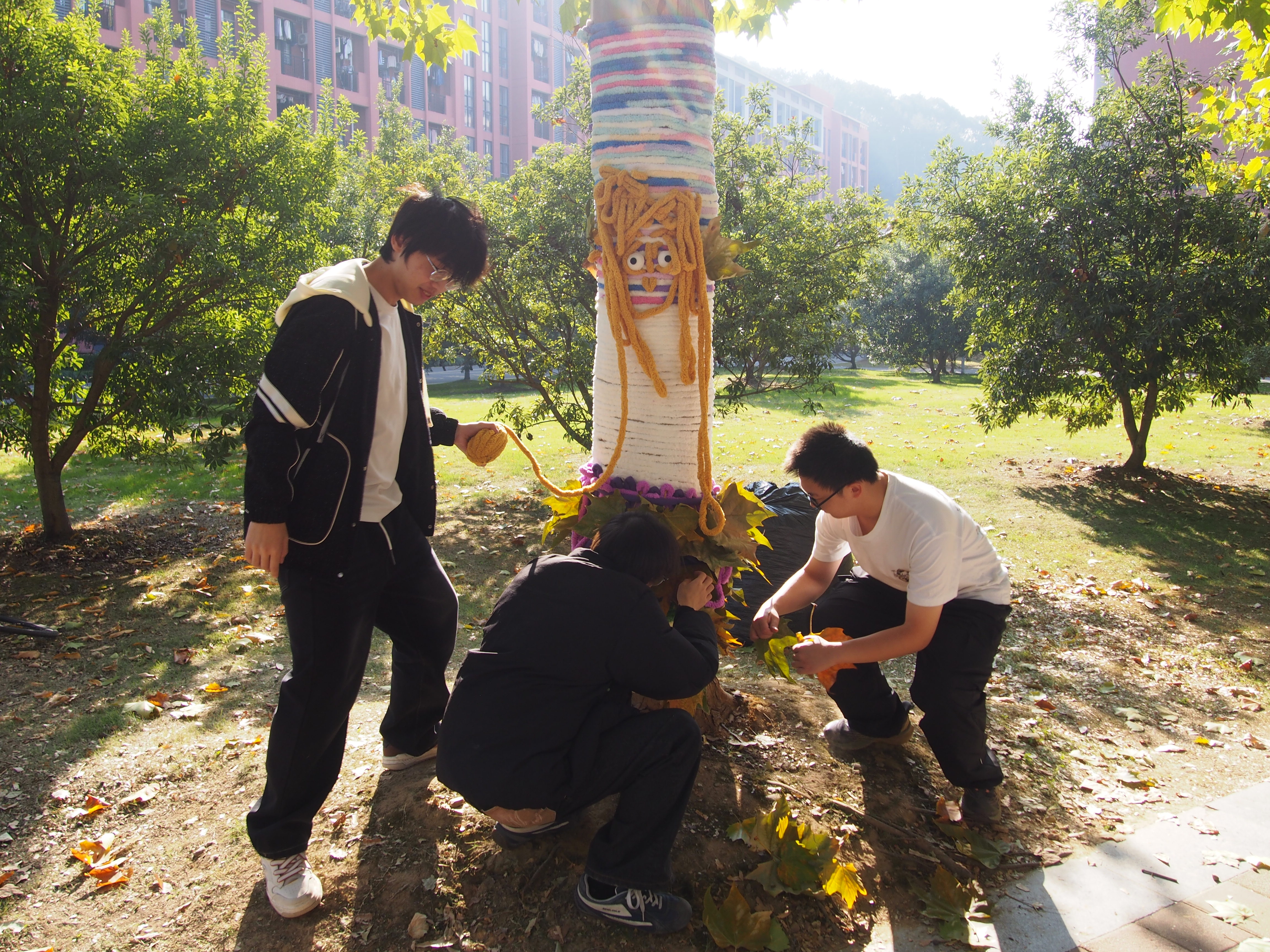 同学们为大树穿上小棉袄2