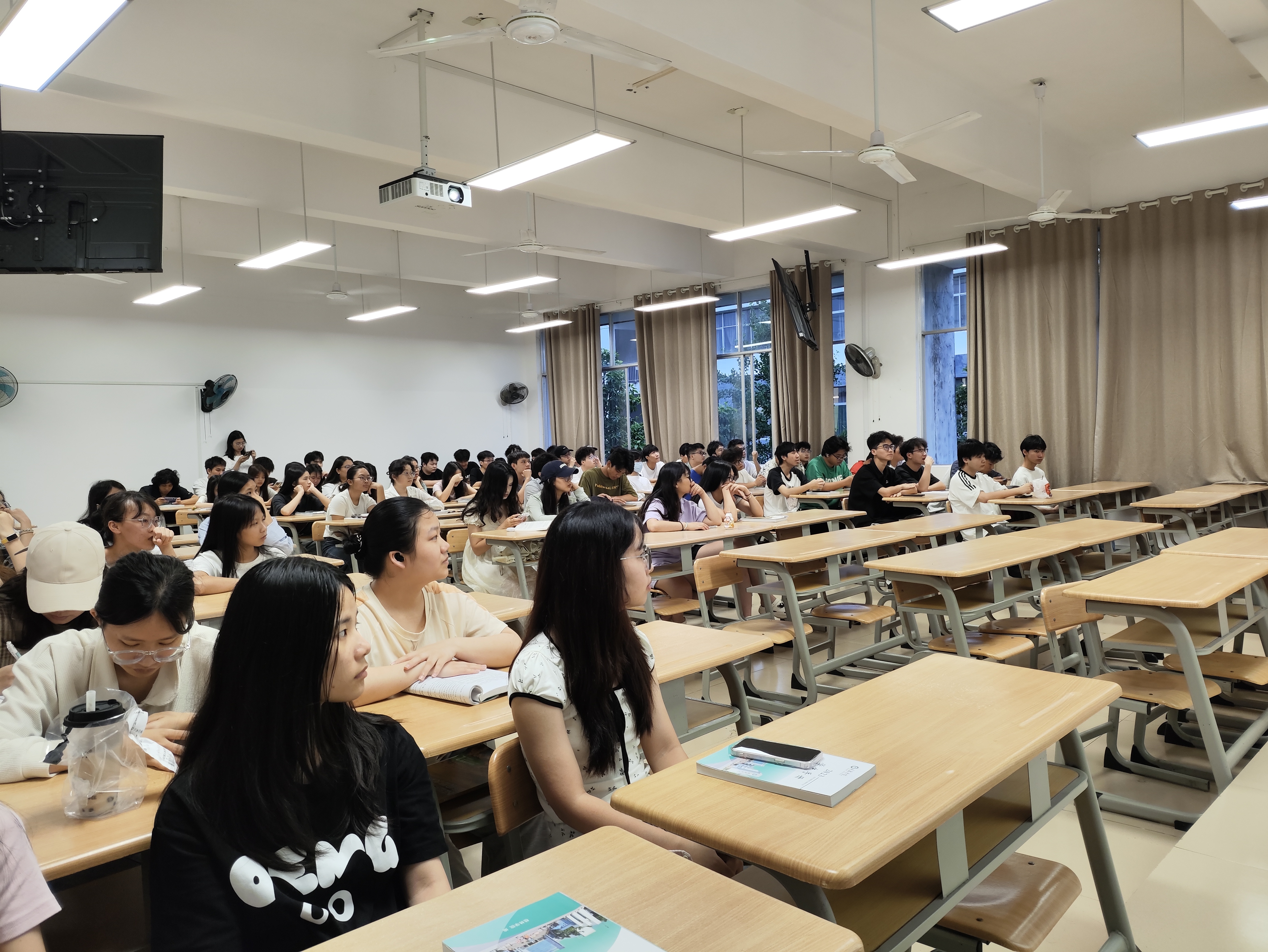 2023级数学与应用数学专业学生认真聆听分享会