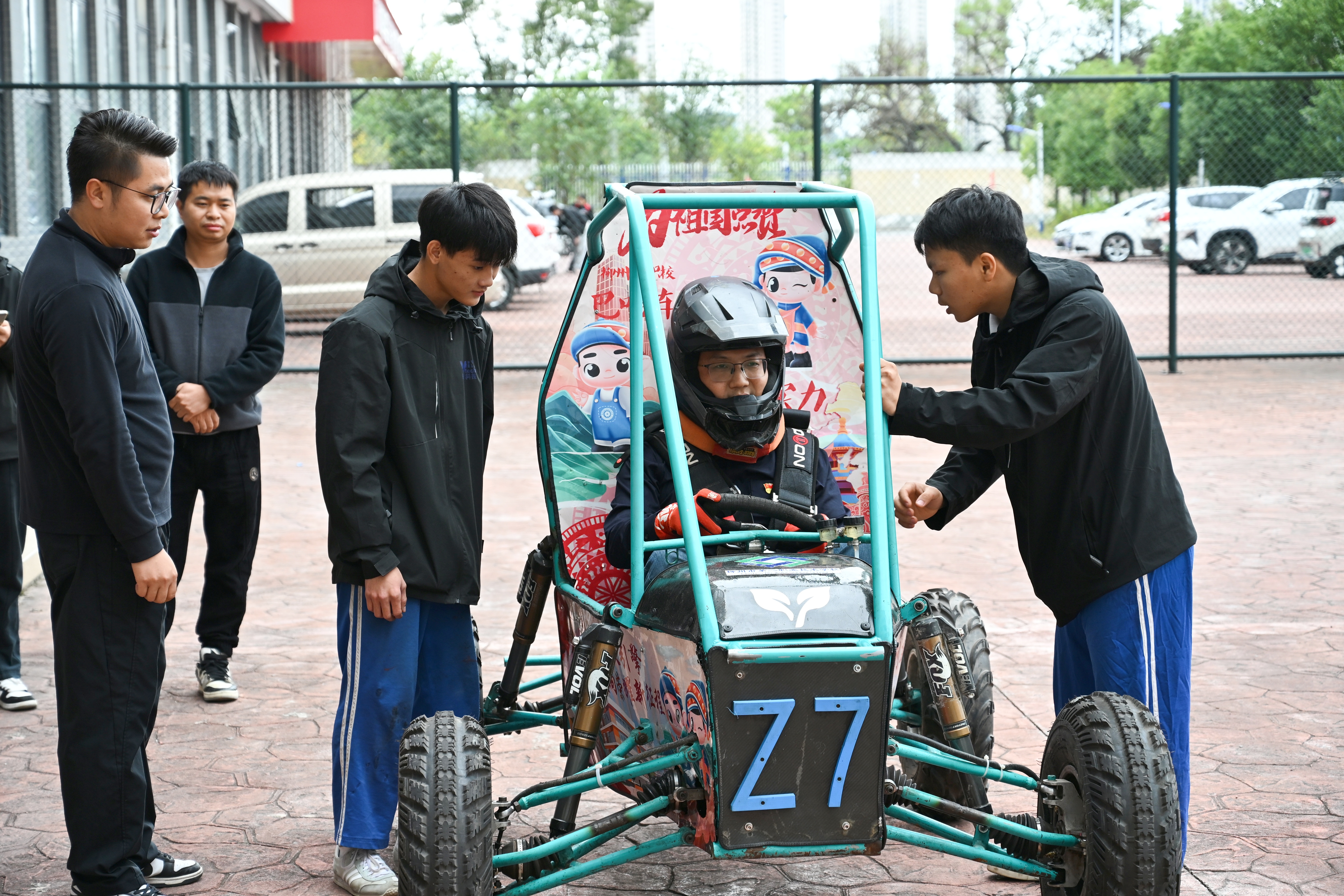 汽车与新能源学院院长王洪广体验巴哈赛车