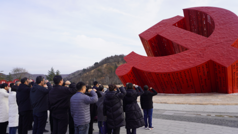 在南泥湾党徽广场重温入党誓词