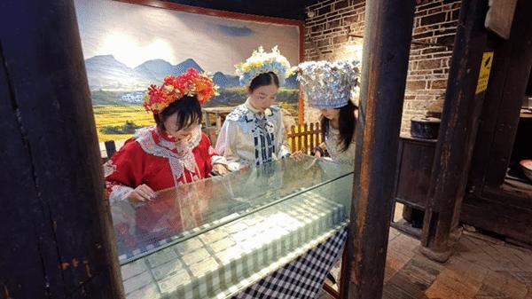 穿着民族服装的学生参观知青馆