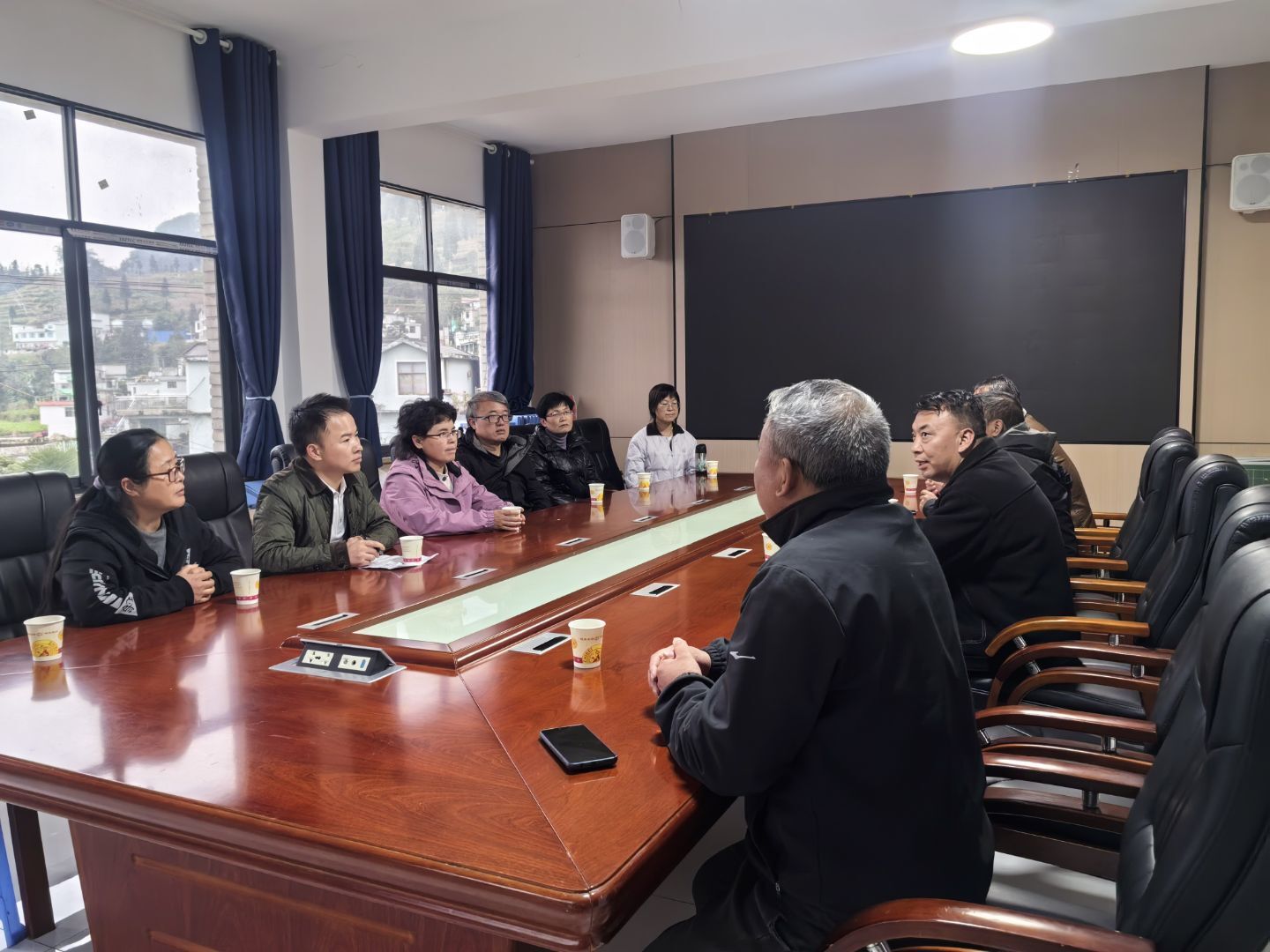 图为教育服务团在亮岩小学会议室座谈现场