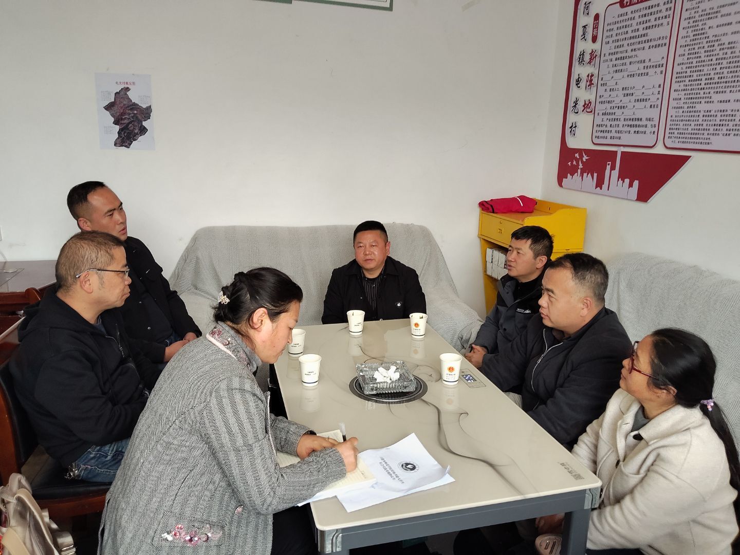电光村村委活动室座谈会现场