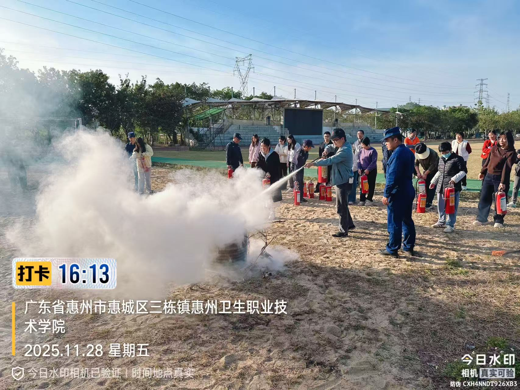 学院田径场南侧沙池开展实操演练