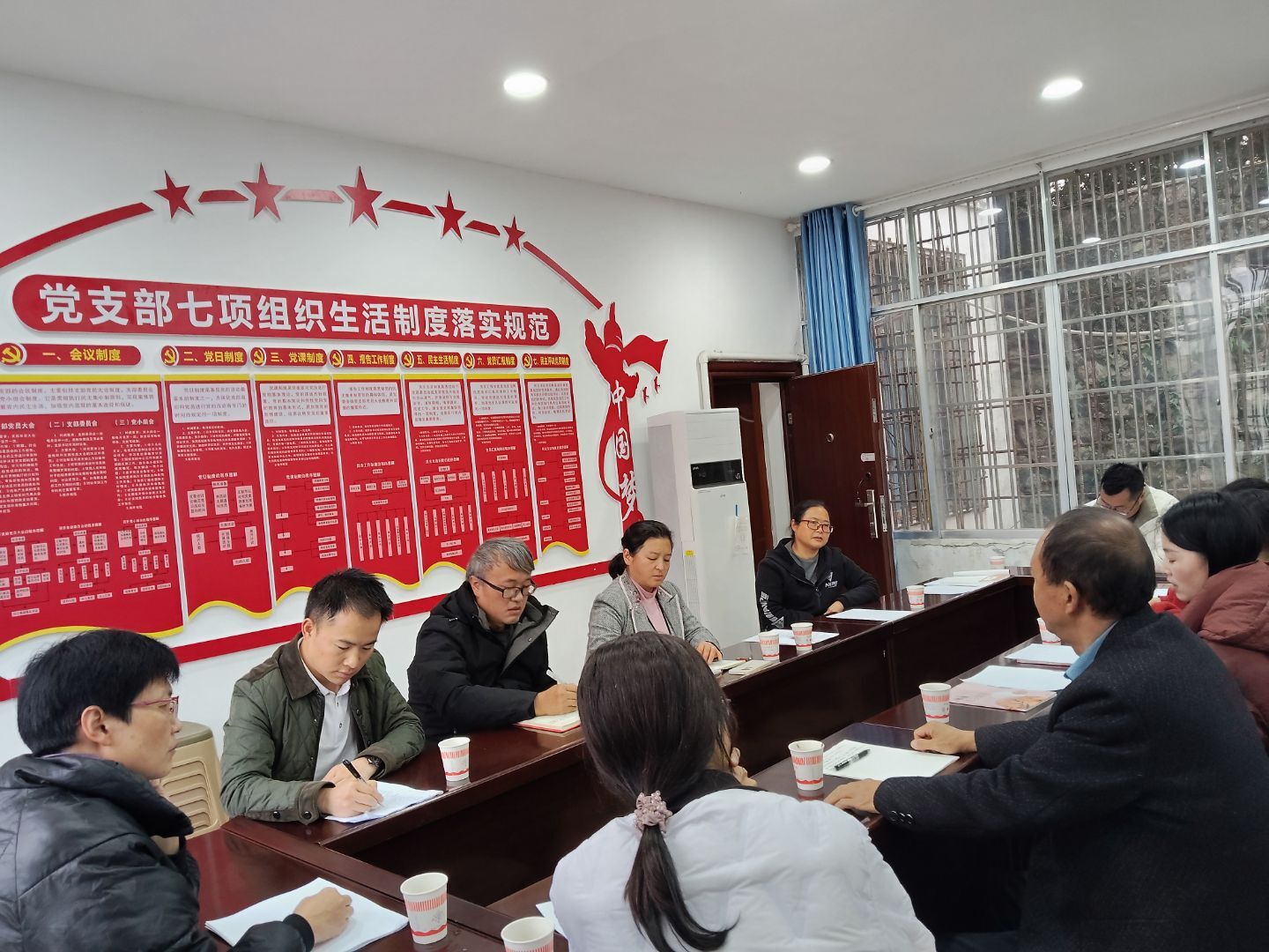 图为教育服务团队在阿戛镇中心校党员活动室座谈