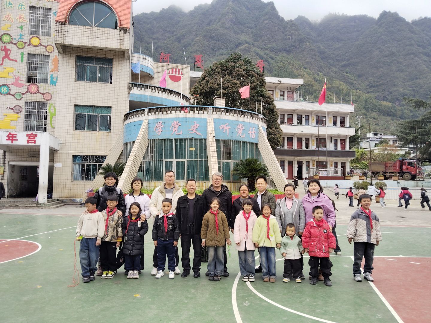 图为教育服务团队与阿戛小学师生合影