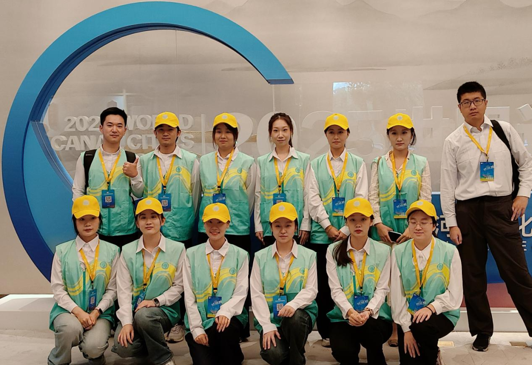 支部党员指导学生参加2025世界运河城市论坛志愿服务工作