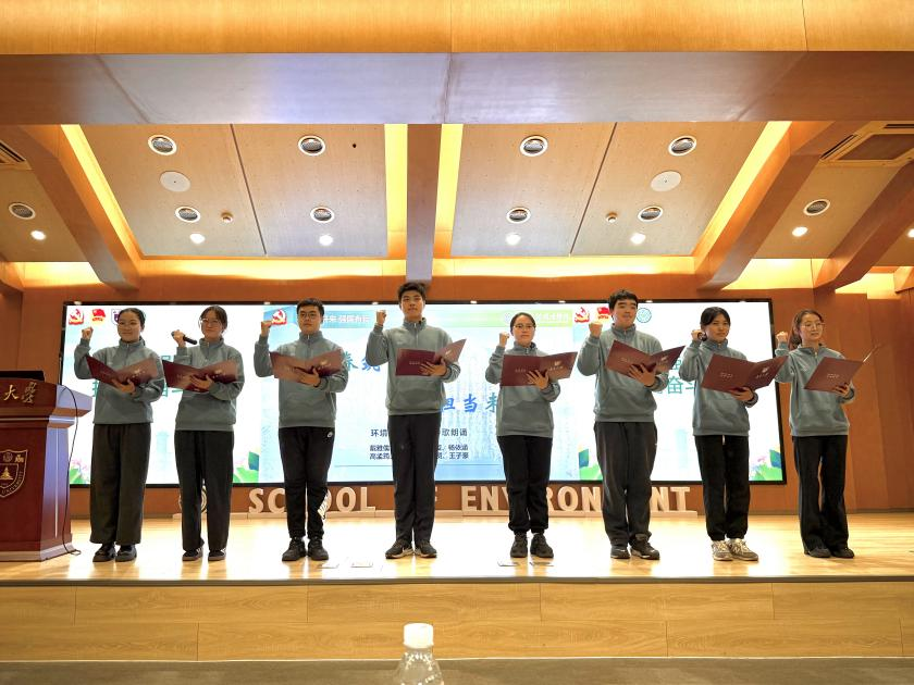 本科党团员代表诗歌朗诵